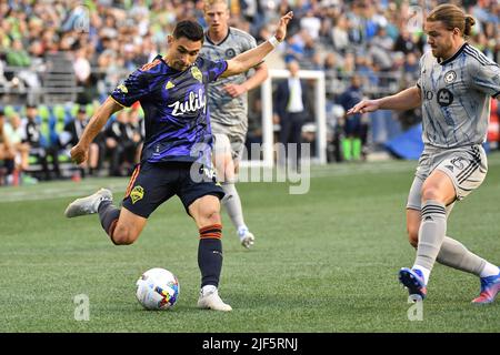 Seattle, WA, USA. 29th June, 2022. Seattle Sounders midfielder Alexander Roldan about to pass the ball near the goal as CF Montreal midfielder Samuel Piette comes in to defend during the MLS soccer match between CF Montreal and Seattle Sounders FC at Lumen Field in Seattle, WA. Montreal defeated Seattle 2-1. Steve Faber/CSM/Alamy Live News Stock Photo