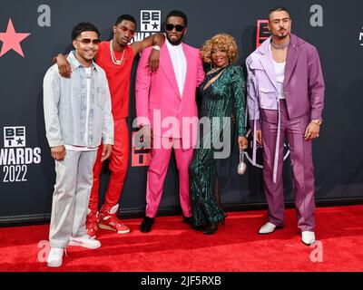 June 26, 2022, Los Angeles, California, USA: (L-R) Justin Dior Combs, Christian Combs, Sean ''Diddy'' Combs, Janice Combs, and Quincy Brown attend the BET Awards 2022. (Credit Image: © Billy Bennight/ZUMA Press Wire) Stock Photo