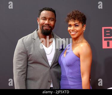 Los Angeles, CA. 26th June, 2022. Michael Jai White, Gillian Iliana Waters at arrivals for BET Awards - Part 4, Microsoft Theater, Los Angeles, CA June 26, 2022. Credit: Priscilla Grant/Everett Collection/Alamy Live News Stock Photo