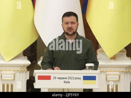 Non Exclusive: KYIV, UKRAINE - JUNE 29, 2022 - President of Ukraine Volodymyr Zelenskyy speaks from the rostrum during a joint briefing with the Presi Stock Photo