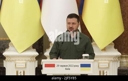 Non Exclusive: KYIV, UKRAINE - JUNE 29, 2022 - President of Ukraine Volodymyr Zelenskyy speaks from the rostrum during a joint briefing with the Presi Stock Photo