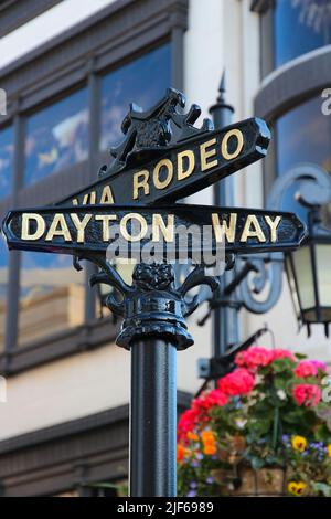 File:Rodeo Drive Sign in Beverly Hills California.JPG - Wikimedia Commons