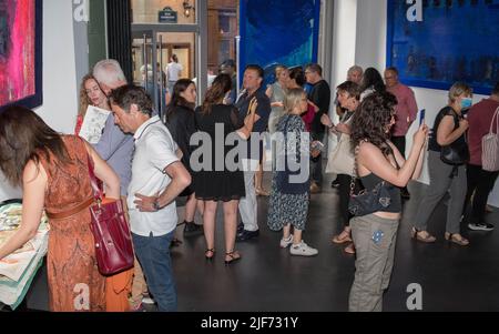 Exposition 'Paradis bleu' : Chayan KHOÏ - Galerie Vellutini à Paris France. Stock Photo