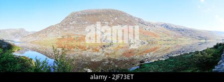 Lake Llyn Ogwen, Llyn Ogwen is a ribbon lake in north-west Wales. It lies alongside the A5 road between two mountain ranges of Snowdonia Stock Photo