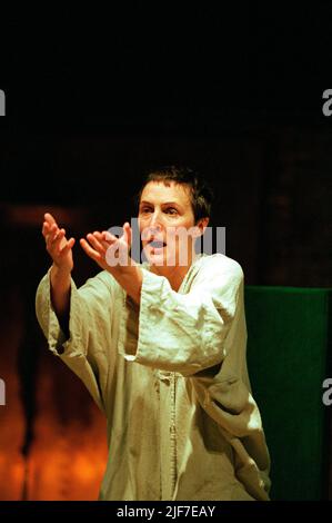 Fiona Shaw (King Richard II) in RICHARD II by Shakespeare at the Cottesloe Theatre, National Theatre (NT), London SE1  02/06/1995  design: Hildegard Bechtler  lighting: Peter Mumford  director: Deborah Warner Stock Photo