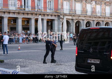 Madrid, Spain. 28th June, 2022. Police stand guard at the blocked Plaza Mayor in Madrid, Spain, June 28, 2022. Credit: Meng Dingbo/Xinhua/Alamy Live News Stock Photo