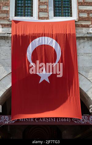 Turkish flag hanging above entrance to Istanbul spice market (Mistr Carsisi), Istanbul, Turkey Stock Photo