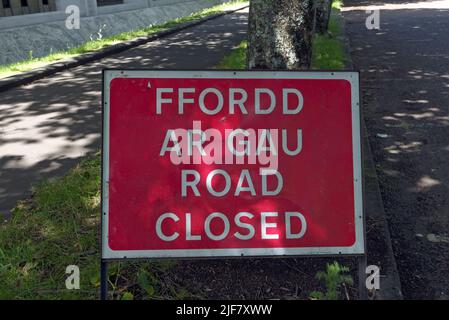 Road sign. Bilingual, welsh - English, Road Closed, Ffordd ar gau, Cardiff scenes, June 2022, summer. Stock Photo