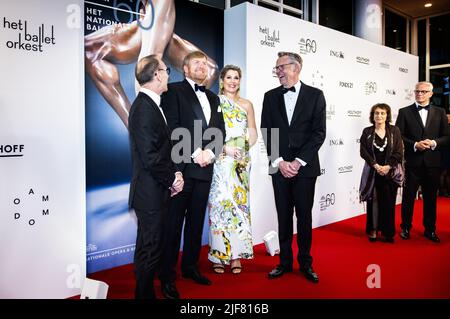 2022-06-30 19:16:00 AMSTERDAM - King Willem-Alexander and Queen Maxima on the red carpet during their visit to celebrate the sixtieth anniversary of Dutch National Ballet. ANP RAMON VAN FLYMEN netherlands out - belgium out Stock Photo