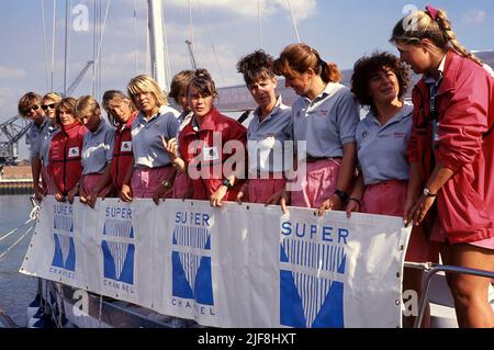 AJAXNETPHOTO. 1989. SOUTHAMPTON, ENGLAND. - WHITBREAD ROUND THE WORLD RACE - TRACY EDWARDS, SKIPPER OF THE YACHT MAIDEN, THE ONLY ENTRY WITH AN ALL-GIRL CREW. EDWARDS IS PICTURED HERE WITH HER CREW ON DECK OF MAIDEN 5TH FROM RIGHT POINTING FINGER.  PHOTO:JONATHAN EASTLAND/AJAX REF:890727 Stock Photo