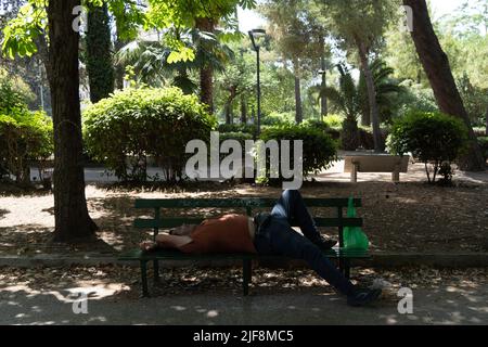 Taranto, Taranto, Italy. 30th June, 2022. A man sleeps in the shade in a park in Taranto, southern Italy. The city reached 34 degrees Celsius today, amid a heat wave that affects the country, and a large part of Europe. (Credit Image: © Matias Basualdo/ZUMA Press Wire) Stock Photo