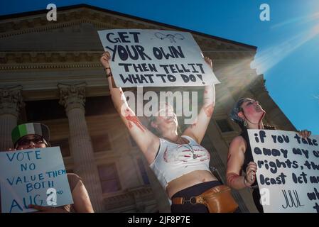 Topeka, Kansas, USA. 29th June, 2022. Pro-choice activists protest at the Kansas State Capitol Building on Wednesday following the US Supreme Court overturning of Roe v Wade. (Credit Image: © Luke Townsend/ZUMA Press Wire) Stock Photo