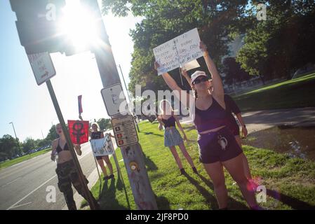 Topeka, Kansas, USA. 29th June, 2022. Pro-choice activists protest at the Kansas State Capitol Building on Wednesday following the US Supreme Court overturning of Roe v Wade. (Credit Image: © Luke Townsend/ZUMA Press Wire) Stock Photo