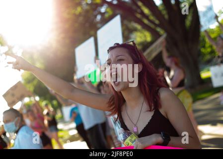 Topeka, Kansas, USA. 29th June, 2022. Pro-choice activists protest at the Kansas State Capitol Building on Wednesday following the US Supreme Court overturning of Roe v Wade. (Credit Image: © Luke Townsend/ZUMA Press Wire) Stock Photo