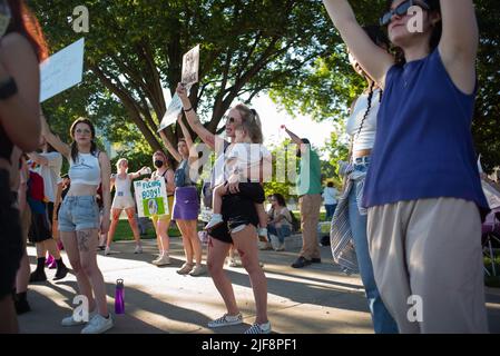 Topeka, Kansas, USA. 29th June, 2022. Pro-choice activists protest at the Kansas State Capitol Building on Wednesday following the US Supreme Court overturning of Roe v Wade. (Credit Image: © Luke Townsend/ZUMA Press Wire) Stock Photo