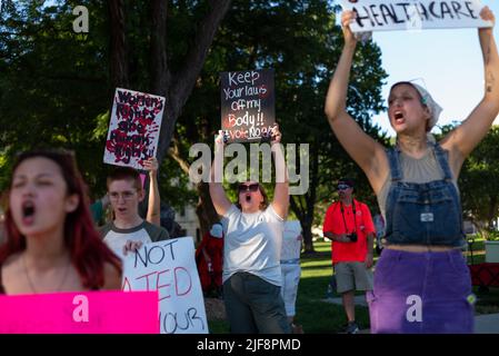 Topeka, Kansas, USA. 29th June, 2022. Pro-choice activists protest at the Kansas State Capitol Building on Wednesday following the US Supreme Court overturning of Roe v Wade. (Credit Image: © Luke Townsend/ZUMA Press Wire) Stock Photo