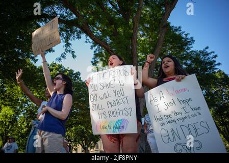 Topeka, Kansas, USA. 29th June, 2022. Pro-choice activists protest at the Kansas State Capitol Building on Wednesday following the US Supreme Court overturning of Roe v Wade. (Credit Image: © Luke Townsend/ZUMA Press Wire) Stock Photo