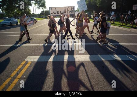 Topeka, Kansas, USA. 29th June, 2022. Pro-choice activists protest at the Kansas State Capitol Building on Wednesday following the US Supreme Court overturning of Roe v Wade. (Credit Image: © Luke Townsend/ZUMA Press Wire) Stock Photo