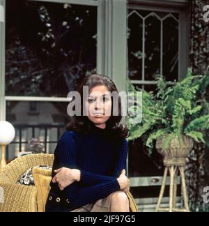 MARY TYLER MOORE in THE MARY TYLER MOORE SHOW (1970) -Original title: MARY TYLER MOORE-, directed by PETER BALDWIN, JAMES BURROWS, ALAN RAFKIN and JAY SANDRICH. Credit: MTM ENTERPRISES / Album Stock Photo