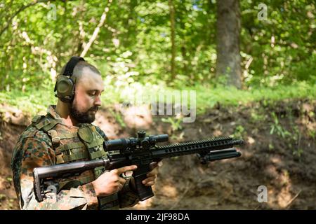 Ukrainian defender with a machine gun Ar-15 on the landfill Stock Photo ...