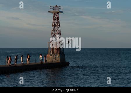 People jump into Lake Michigan to cool off on a 90-degree day in Chicago, Illinois on June 30, 2022. (Photo by Max Herman/Sipa USA) Stock Photo