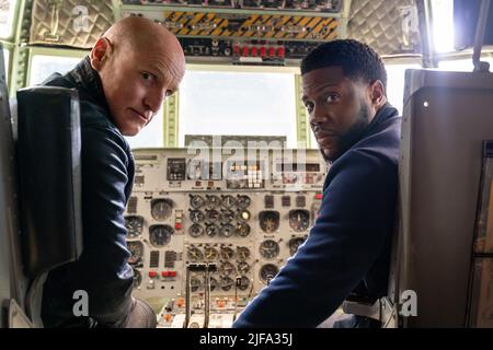 WOODY HARRELSON and KEVIN HART in THE MAN FROM TORONTO (2022), directed by PATRICK HUGHES. Credit: SONY PICTURES ENTERTAINMENT / Album Stock Photo