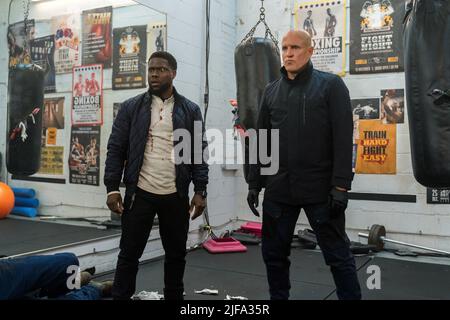 WOODY HARRELSON and KEVIN HART in THE MAN FROM TORONTO (2022), directed by PATRICK HUGHES. Credit: SONY PICTURES ENTERTAINMENT / Album Stock Photo