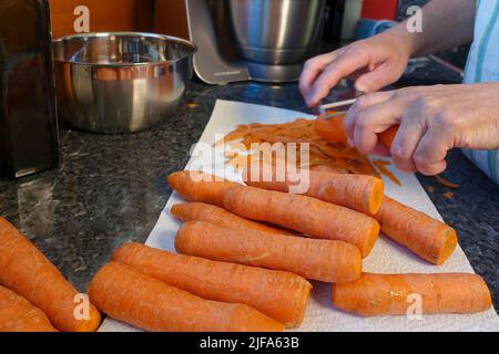 Southern German cuisine, preparation walnut cake with beetroot, beetroot-carrot nut cake, carrots (Daucus carota subsp. sativus), carrot, yellow Stock Photo