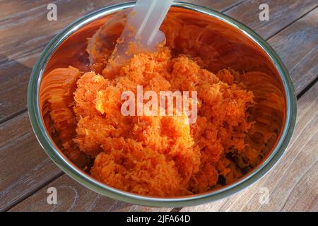 Southern German cuisine, preparation walnut cake with beetroot, beetroot-carrot nut cake, carrots (Daucus carota subsp. sativus), carrot, yellow Stock Photo