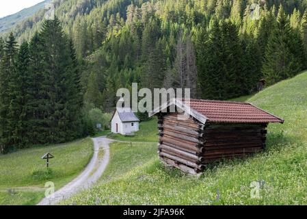 Chapel and hay barn on the long-distance hiking trail E5, Madau, Tyrol, Austria Stock Photo