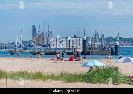 Falkenstein beach, spectators of the windjammer parade, gaff schooner, Laboe, jetty, naval memorial, leisure, bathing, parasol, dune grass, summer Stock Photo