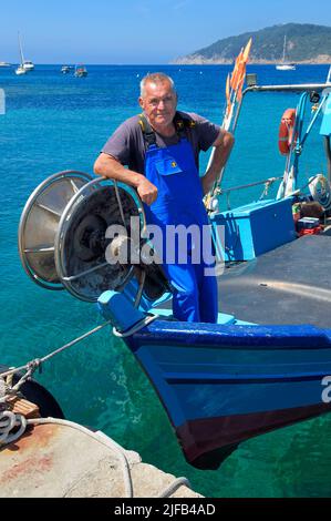 France, Var, Iles d'Hyeres, Parc national de Port Cros (National park of Port Cros), Le Levant island, Heliopolis naturist city, Christophe and Brigitte Chevallier, the only professional fishermen in Heliopolis, offer their fishing on their return to port Stock Photo