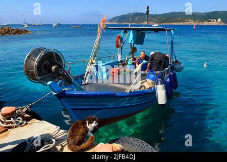 France, Var, Iles d'Hyeres, Parc national de Port Cros (National park of Port Cros), Le Levant island, Heliopolis naturist city, Christophe and Brigitte Chevallier, the only professional fishermen in Heliopolis, offer their fishing on their return to port Stock Photo