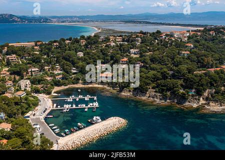 France, Var, Hyeres, Parc National de Port Cros (National park of Port Cros), Peninsula of Giens, the port of Niel and the tombolo of the Peninsula of Giens in the background (aerial view) Stock Photo