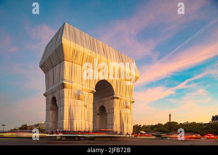 France, Paris, Place de l'Etoile, Arc de Triomphe wrapped by Jeanne-Claude and Christo, September 18 to October 3, 2021 Stock Photo