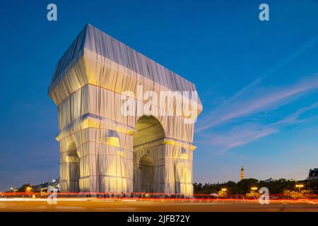 France, Paris, Place de l'Etoile, Arc de Triomphe wrapped by Jeanne-Claude and Christo, September 18 to October 3, 2021 Stock Photo