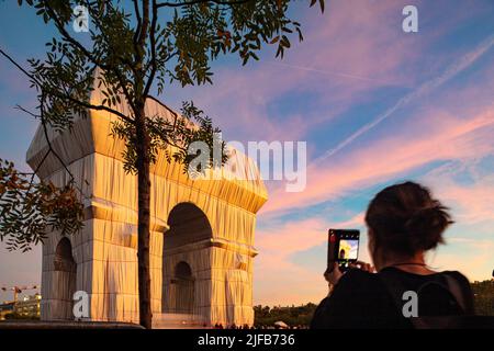 France, Paris, Place de l'Etoile, Arc de Triomphe wrapped by Jeanne-Claude and Christo, September 18 to October 3, 2021 Stock Photo