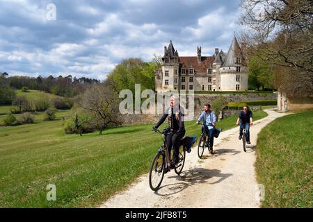 France, Dordogne, Périgord Vert, Villars, cyclists traveling along the Flow Vélo cycle route in front of Renaissance style Puyguilhem castle Stock Photo