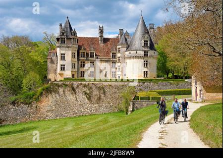 France, Dordogne, Périgord Vert, Villars, cyclists traveling along the Flow Vélo cycle route in front of Renaissance style Puyguilhem castle Stock Photo