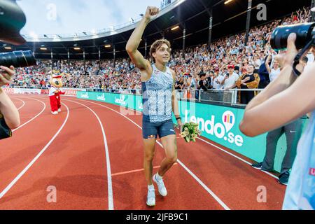(220701) -- STOCKHOLM, July 1, 2022 (Xinhua) -- Sweden's Armand Duplantis celebrates after men's pole vault at the Diamond League athletics meeting in Stockholm, Sweden, June 30, 2022. (Photo by Wei Xuechao/Xinhua) Stock Photo