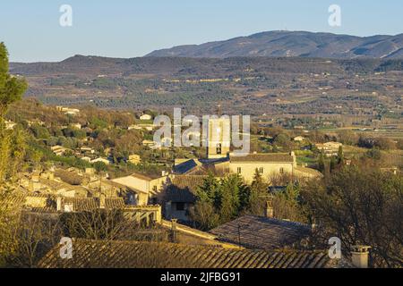 France, Vaucluse, Luberon regional nature park, Goult, little medieval perched village, Mourre Negre in the background, highest point of the Luberon massif (alt : 1125 m) Stock Photo