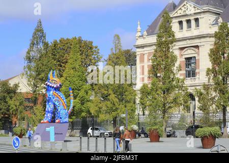 France, Nord, Roubaix, avenue Jean Lebas, National School of Arts and Textile Industries (ENSAIT) built in 1889 by the architect Ferdinand Dutert with in front of the Mexican monumental sculpture El Gato (Le Chat) installed for Lille3000 (in 2019) Stock Photo