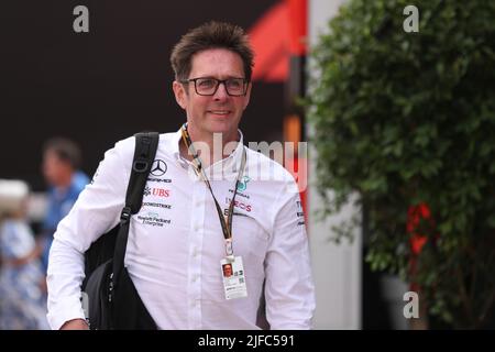 Silverstone, UK. 01st July, 2022. 1st July 2022,  Silverstone Circuit, Silverstone, Northamptonshire, England: British F1 Grand Prix, free practice day: Mercedes AMG Petronas F1 Team, Lewis Hamiltons senior race engineer, Peter Bonnington Credit: Action Plus Sports Images/Alamy Live News Stock Photo