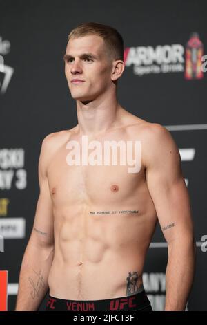 July 1, 2022, LAS VEGAS, NV, LAS VEGAS, NV, United States: LAS VEGAS, NV - June 1: Ian Garry steps on the scale for the official weigh-ins at T-Mobile Arena for UFC 276 on July 1, 2022 in LAS VEGAS, NV, United States. (Credit Image: © Louis Grasse/PX Imagens via ZUMA Press Wire) Stock Photo