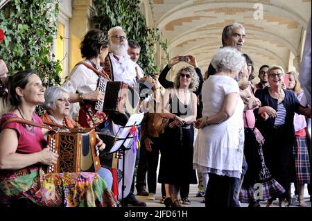 France, Paris (75) 3 and 4th arrondissement, Music Day on Place des Vosges, French traditional music group Stock Photo