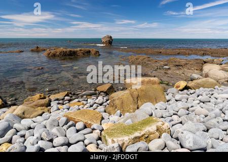 Scenic Sea View of Greencliff Beach, With, Exposed Rocks, Rock Pools and Sea View Towards Lundy Island at Low Tide: Greencliff, Near Bideford, Stock Photo