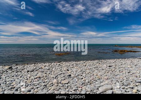 Scenic Sea View of Greencliff Beach, With, Exposed Rocks, Rock Pools and Sea View Towards Lundy Island at Low Tide: Greencliff, Near Bideford Stock Photo