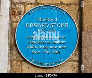 Chipping Norton, UK - April 10th 2022: Plaque dedicated to Revd Edward Stone, marking near where he discovered the active ingredient in Aspirin, locat Stock Photo