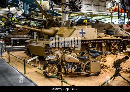 SINSHEIM, GERMANY - MAI 2022: sand military Sturmgeschutz StuG III 3 assault gun and motorbike motorcycle BMW R75 WW2 3rd reich nazi Germany Stock Photo
