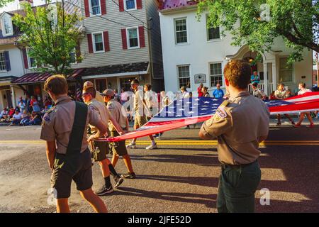 Lititz, PA, USA – July 1, 2022: Boy Scouts carry a large US Flag in the annual 4th of July Celebration Parade in Lititz, Lancaster County, PA. Stock Photo